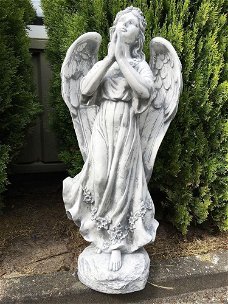 tuinbeeld van een engel , biddende engel