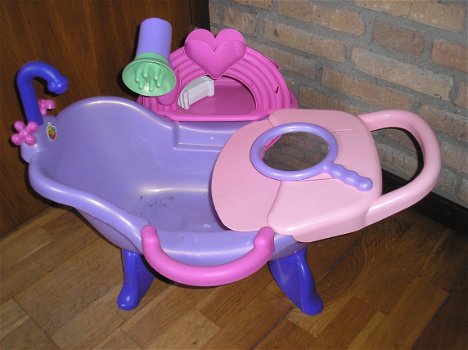 Poppenbad badje met diverse toebehoren - met dit set is de kleine poppenmoeder zeker in haar schik. - 0