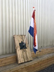 Vlaggestokhouder, koninklijk logo , vlag