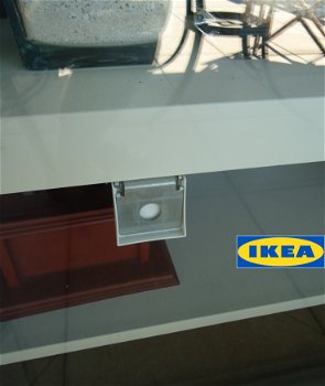 Te koop beslag voor een Lack TV-meubel van Ikea (2 stuks). - 3