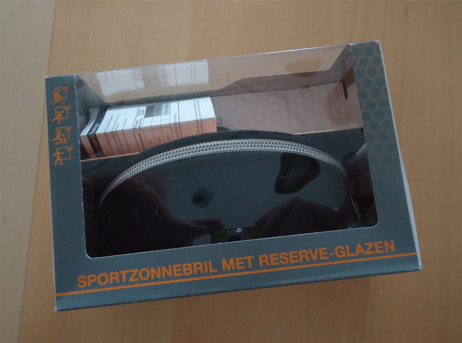 Te koop nieuwe sportzonnebril met reserve glazen (+ etui). - Afbeelding 2