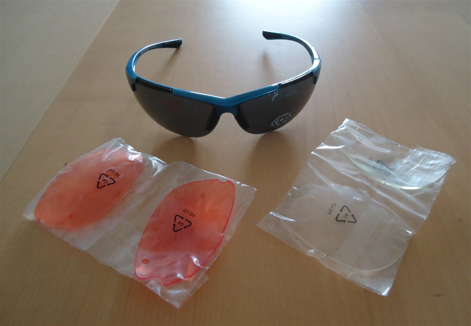 Te koop nieuwe sportzonnebril met reserve glazen (+ etui). - Afbeelding 8
