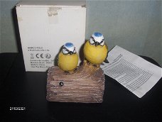 Twee Imitatie Vogeltjes on Boomstronk inclusief 2 batterijen en de gebruiksaanwijzing.