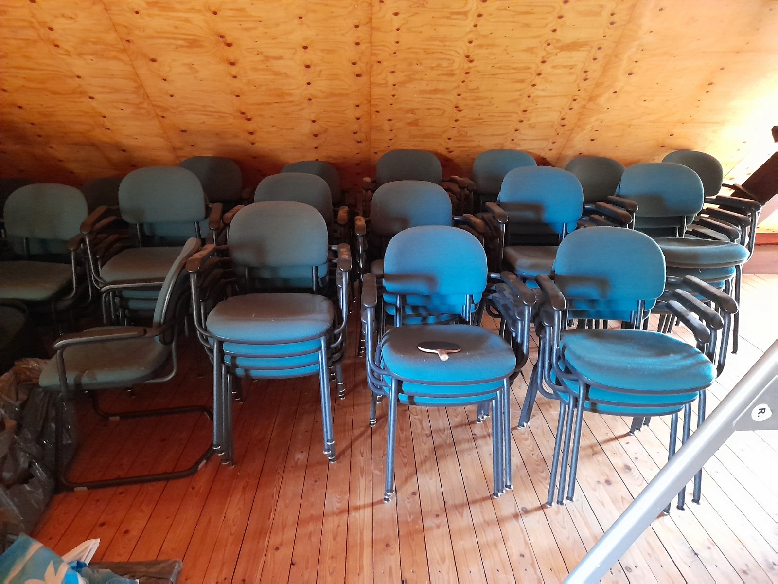 een mooie partij vergader of kantine stoelen - nr. 1