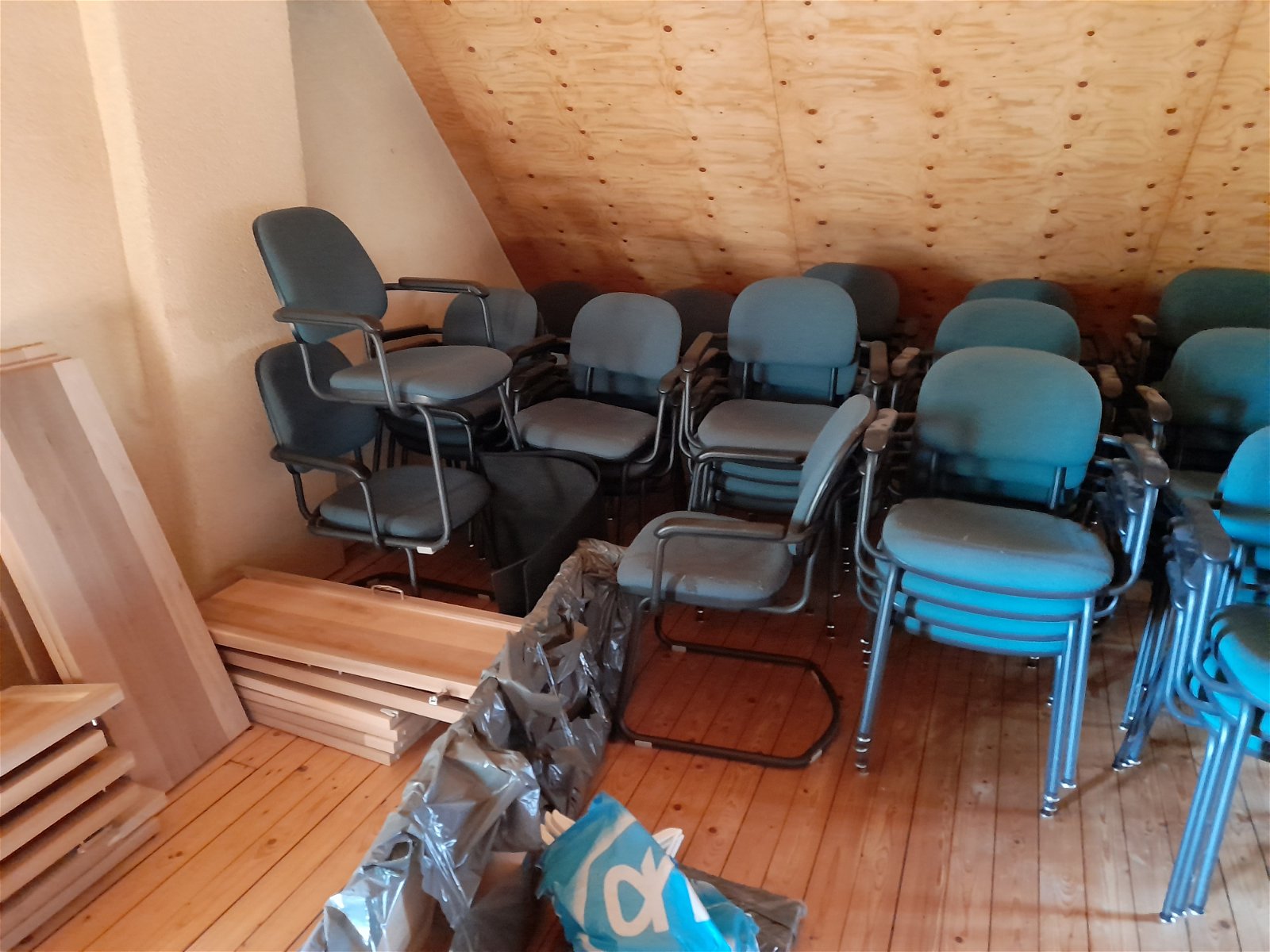 een mooie partij vergader of kantine stoelen - Afbeelding 2
