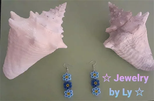 Handmade strijkkralen oorbellen bloemen blauw Jewelry by Ly - 0