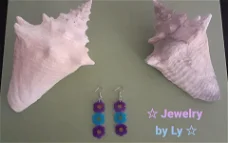 Handmade strijkkralen oorbellen bloemen paars en blauw Jewelry by Ly