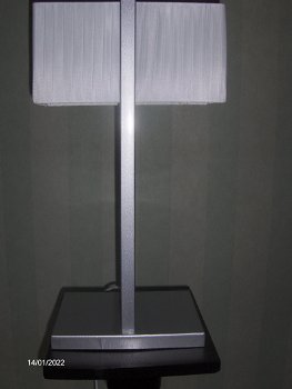 Twee Modern Art Grote Metalen Tafellampen met Wittse Stoffen Kappen in Nieuwstaat. - 0