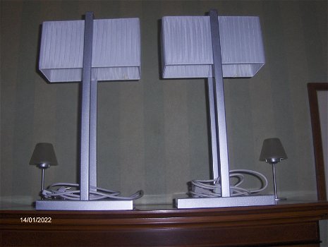 Twee Modern Art Grote Metalen Tafellampen met Wittse Stoffen Kappen in Nieuwstaat. - 6