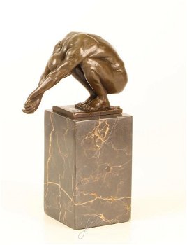 Bronzen beeld van een mannelijk naakt in een duik positie - 0