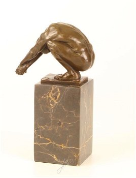 Bronzen beeld van een mannelijk naakt in een duik positie - 2