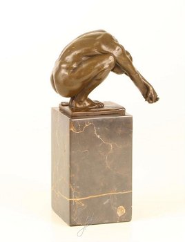 Bronzen beeld van een mannelijk naakt in een duik positie - 5