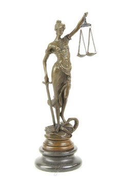 Een bronzen beeld van de Vrouwe Justitia - 0