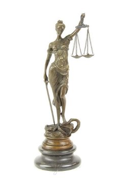 Een bronzen beeld van de Vrouwe Justitia - 1