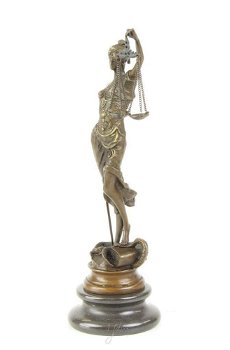Een bronzen beeld van de Vrouwe Justitia - 2