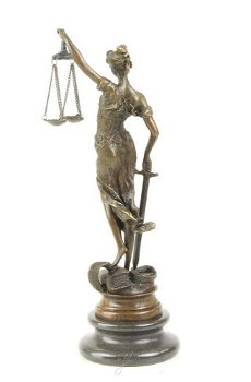 Een bronzen beeld van de Vrouwe Justitia - 4