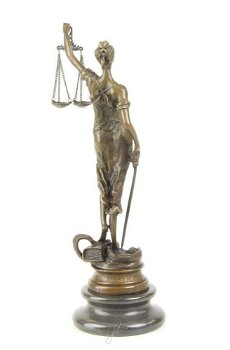 Een bronzen beeld van de Vrouwe Justitia - 5