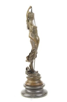 Een bronzen beeld van de Vrouwe Justitia - 6