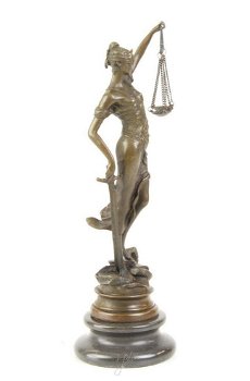 Een bronzen beeld van de Vrouwe Justitia - 7