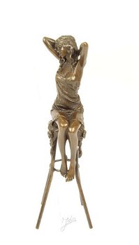 beeld van een Dame op barkruk-brons-beeld , kado - 1