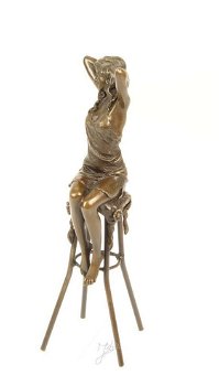 beeld van een Dame op barkruk-brons-beeld , kado - 2