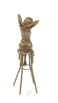 beeld van een Dame op barkruk-brons-beeld , kado - 5