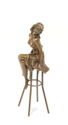 Pikant bronzen beeld van een topless dame op barkruk