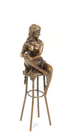 brons beeld , pikante dame op barkruk , brons ,pikant