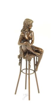 brons beeld , pikante dame op barkruk , brons ,pikant - 4