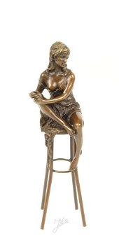 brons beeld , pikante dame op barkruk , brons ,pikant - 5
