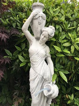 wit stenen beeld vrouw met waterpartij , fontein - 1
