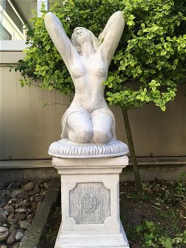 knielende vrouw , pikant , tuinbeeld - 1