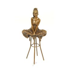 bronzen beeld , pikant , dame op barkruk