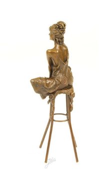 bronzen beeld , pikant , dame op barkruk - 3