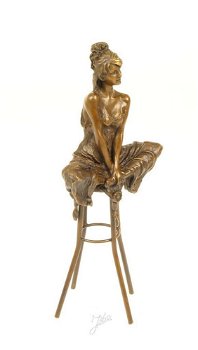 bronzen beeld , pikant , dame op barkruk - 7