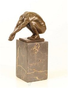 brons beeld  ,  duiker, zwemmer