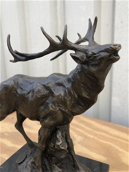 Een brons beeld van een hert , hert - 0