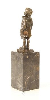Een bronzen beeld , kleine jongen , kado - 3
