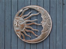 zon en maan , muursculptuur