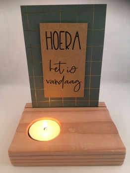 complete decoratie set; kaart met quote & houten standaard & waxine; Hoera het is vandaag - 0