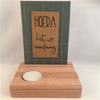 complete decoratie set; kaart met quote & houten standaard & waxine; Hoera het is vandaag - 1