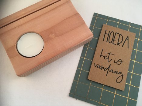 complete decoratie set; kaart met quote & houten standaard & waxine; Hoera het is vandaag - 3