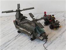 Sluban B6600 Chinook transport-helikopter met trek-voertuig..