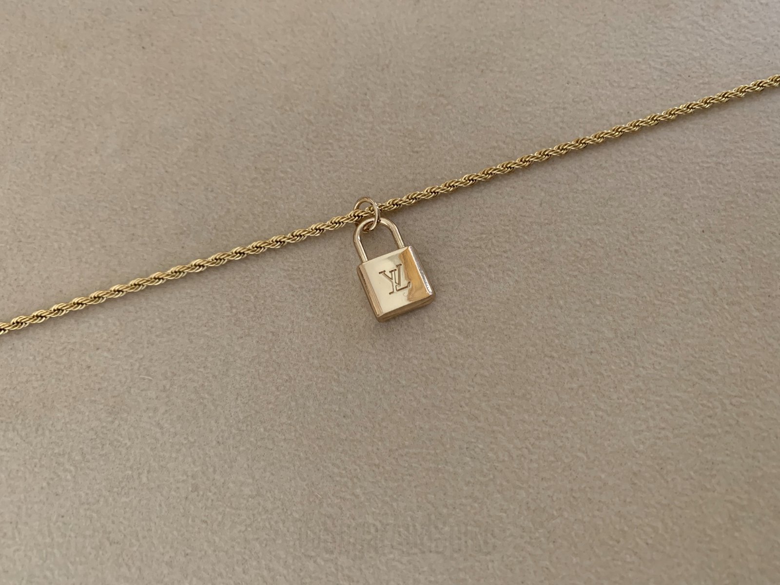 Gouden koord ketting met lock it slot bedel met letters V - nr. 1