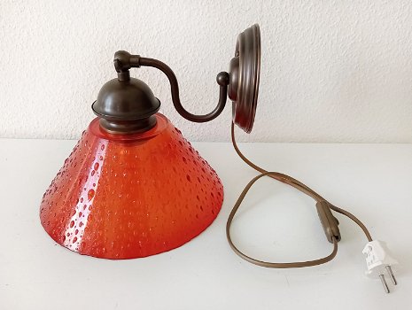 Vintage wandlamp met kap van rood glas - 0