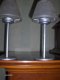 Twee Waxine-Lampjes met Witte Glazen Kapjes+Zwarte Standaard voor 3 Waxinelichtjes in ronde houders. - 1 - Thumbnail