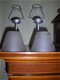 Twee Waxine-Lampjes met Witte Glazen Kapjes+Zwarte Standaard voor 3 Waxinelichtjes in ronde houders. - 3 - Thumbnail