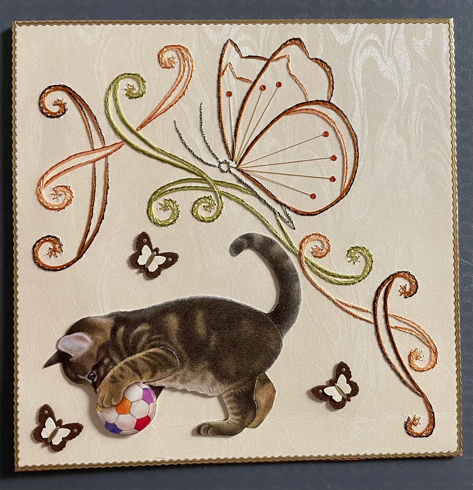 Dieren --- Poes / Kat speelt met de bal - nr. 1
