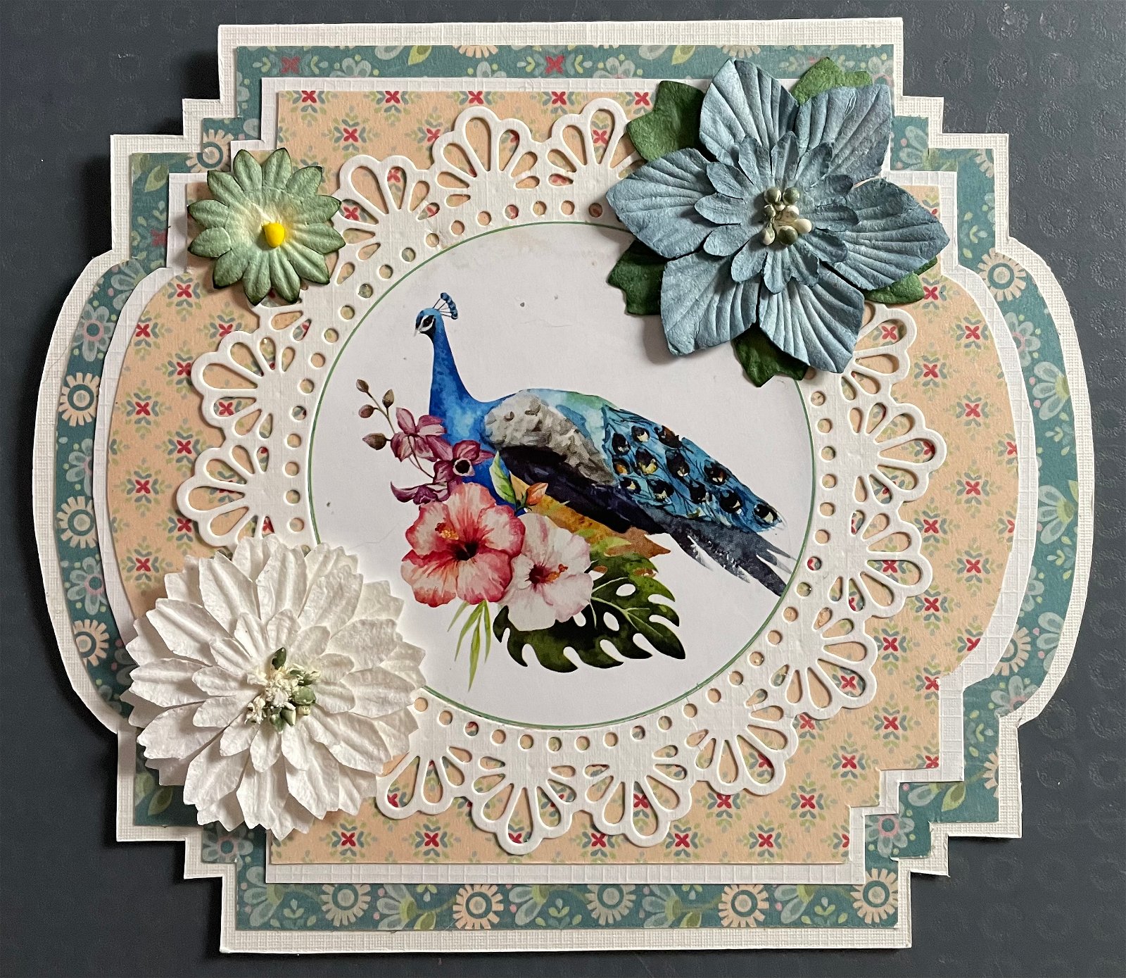 Dieren --- Pauw tussen de bloemen - nr. 1