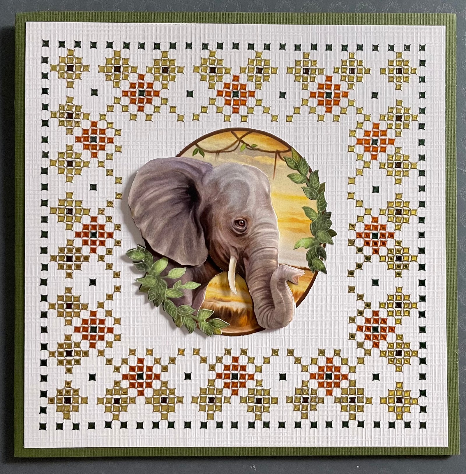 Dieren --- Olifant tussen de bladeren - nr. 1
